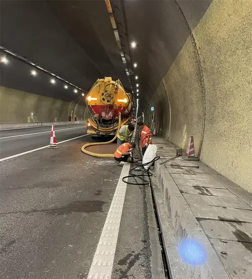 柳林隧道排水渠清淤